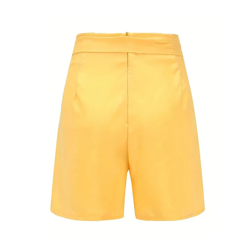 Shorts cintura alta com botão sólido frontal e cinto gravata.